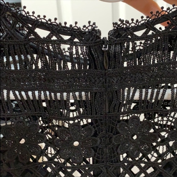 Elie Tahari Alessandra blouse in floral crochet. - Picture 3 of 4